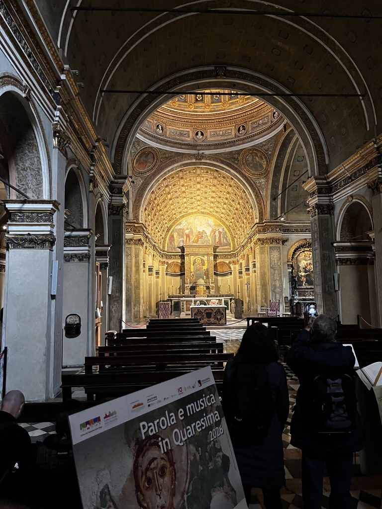Altar in einer schmuckvollen Kirche