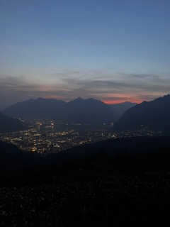 Der Blick ins Tal bei Nacht