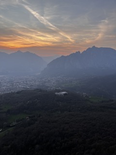 Der Sonnenuntergang hinter den Bergen