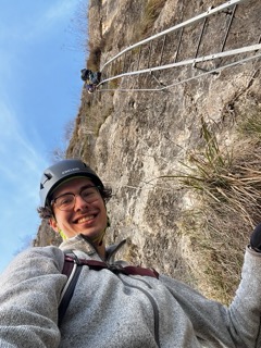 Ich auf der Leiter am Steilhang